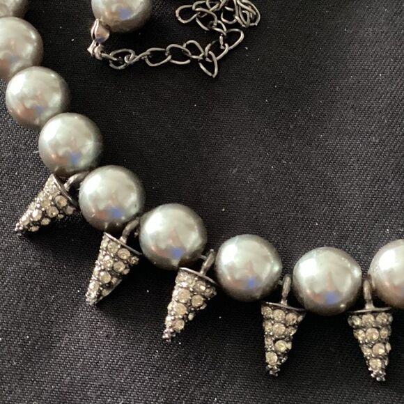 Grey faux pearl necklace with rhinestones. J0101 - Picture 3 of 5